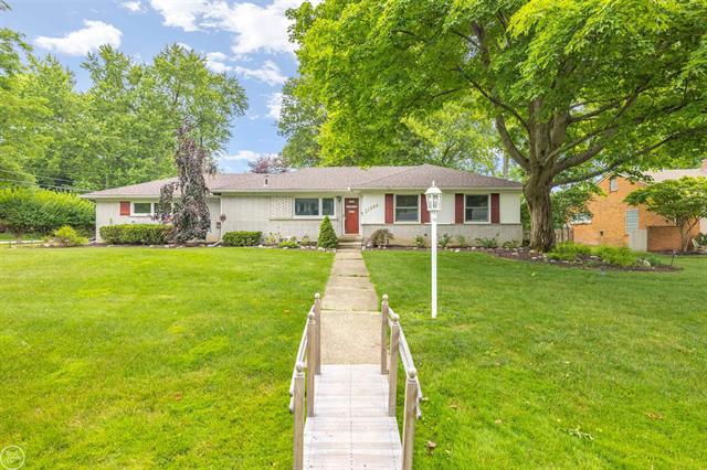 front view picture of 31980 Inglewood St, Franklin, MI. 48025