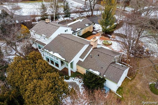 front view picture of 26580 Wellington Rd, Franklin, MI. 48025
