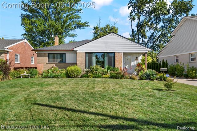 front view picture of 18474 Beverly Rd, Franklin, MI. 48025