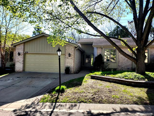 front view picture of 7215 Suncrest Rd, West Bloomfield, MI. 48322