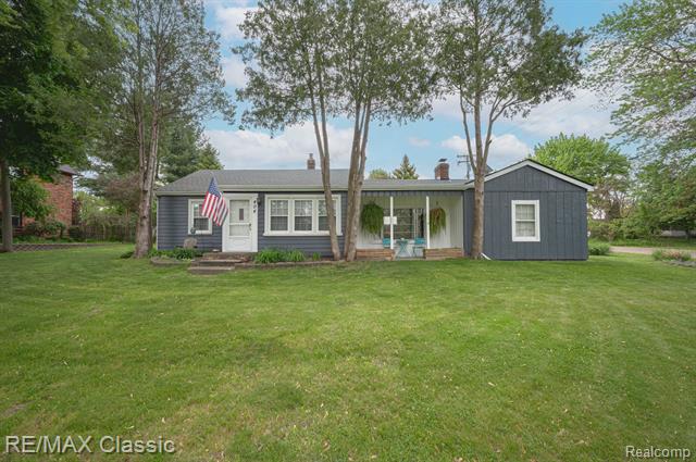 front view picture of 406 Common St, Walled Lake, MI. 48390