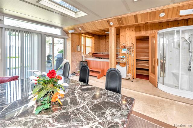 front view picture of 5584 Pembury Ln, West Bloomfield, MI. 48322