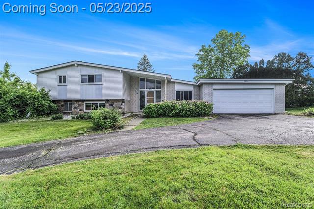 front view picture of 5590 Pembury Ln, West Bloomfield, MI. 48322