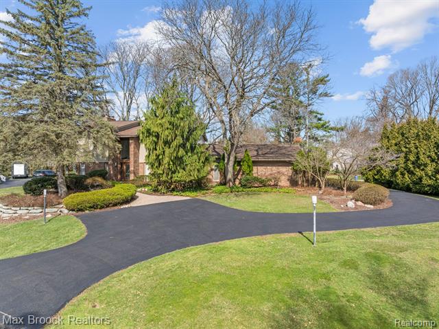 front view picture of 4838 Kew Ct, Bloomfield Hills, MI. 48301