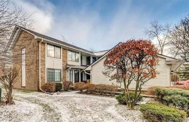 front view picture of 6979 Pebblecreek Woods Dr, West Bloomfield, MI. 48322