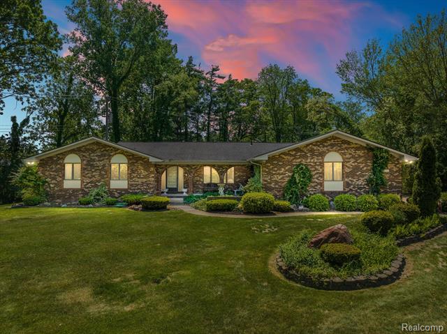 front view picture of 7250 Holiday Dr, Bloomfield Hills, MI. 48301