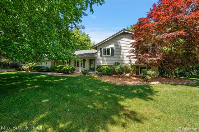 front view picture of 7189 Lindenmere Dr, Bloomfield Hills, MI. 48301