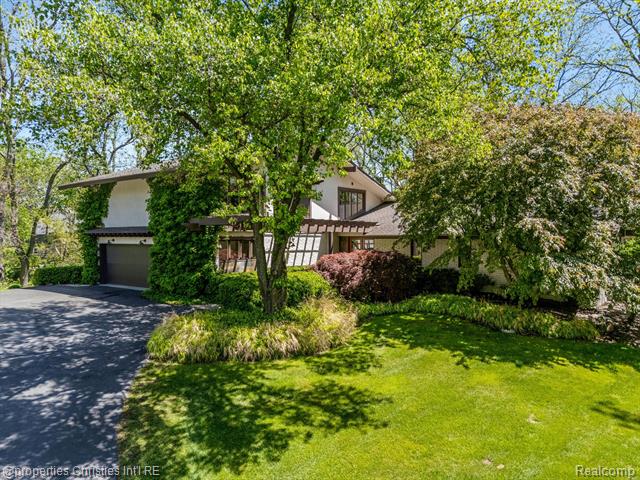 front view picture of 4640 Private Lake Dr, Bloomfield Hills, MI. 48301