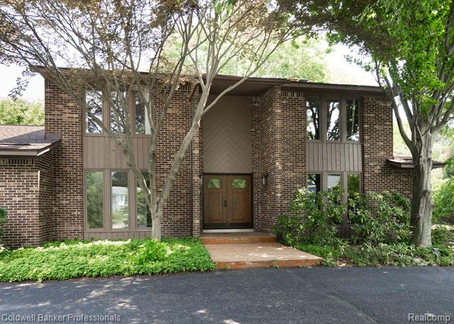 front view picture of 4865 Beacon Hill Dr, Bloomfield Hills, MI. 48301
