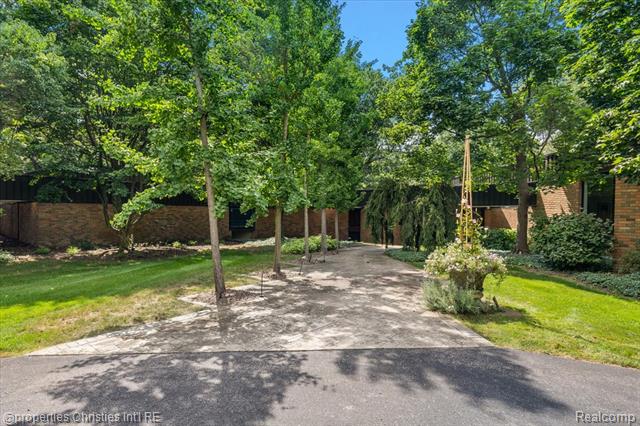 front view picture of 4647 Private Lake Dr, Bloomfield Hills, MI. 48301
