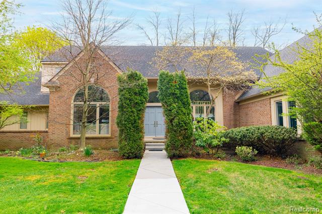 front view picture of 4599 Ravine Dr, Bloomfield Hills, MI. 48301