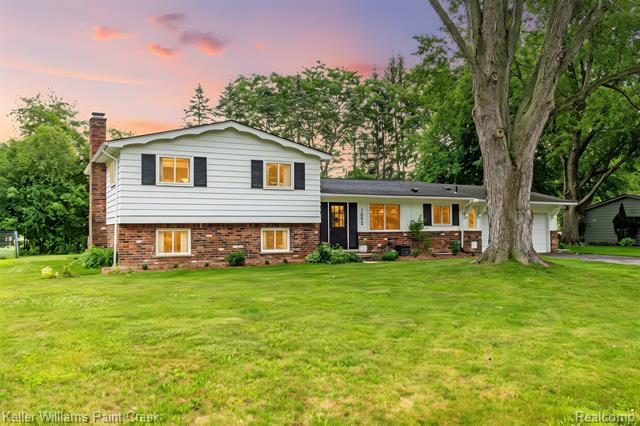 front view picture of 7093 Stonebrook Rd, West Bloomfield, MI. 48322