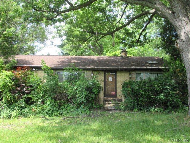 front view picture of 620 N Pontiac Trl, Walled Lake, MI. 48390