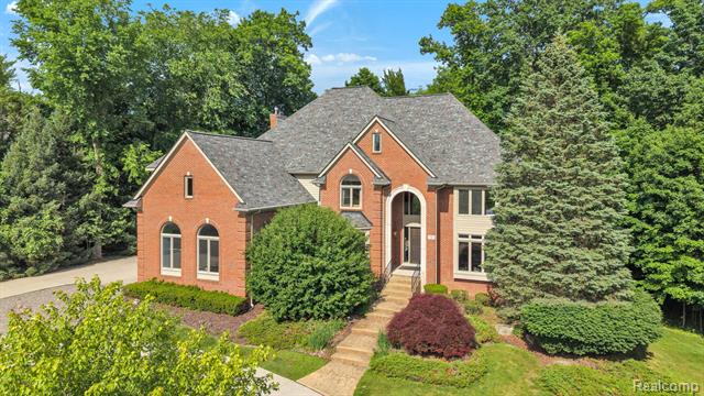 front view picture of 7061 Trailway Ct, West Bloomfield, MI. 48322
