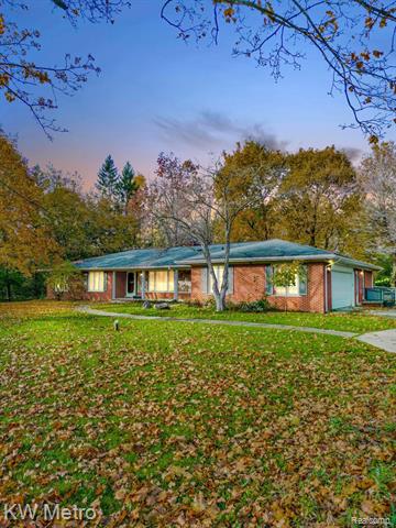 front view picture of 7380 Villamuer Rd, West Bloomfield, MI. 48322