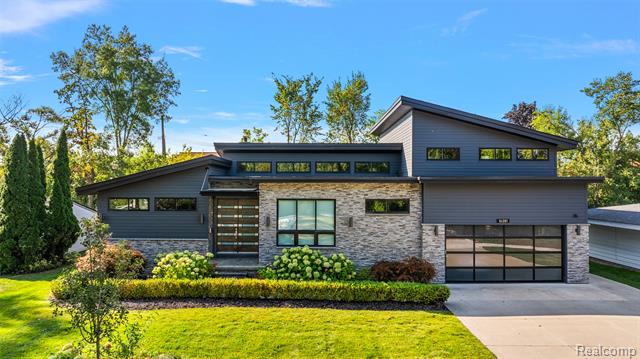 front view picture of 16281 Buckingham Ave, Franklin, MI. 48025