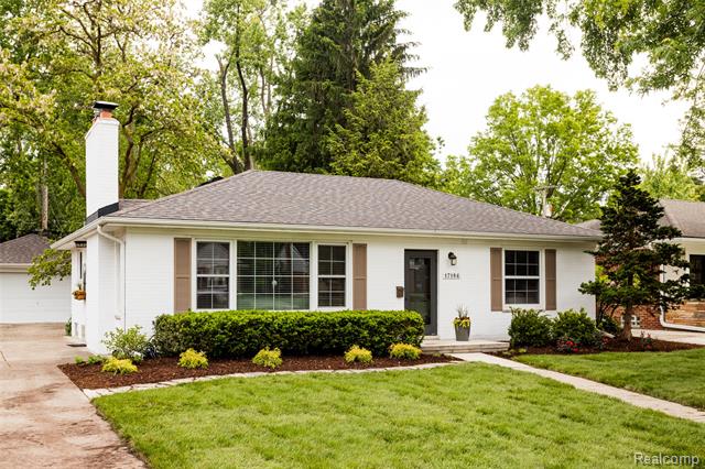 front view picture of 17186 Buckingham Ave, Franklin, MI. 48025
