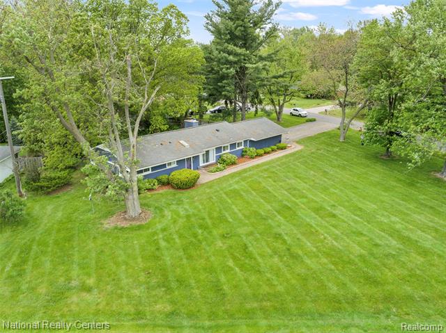 front view picture of 7408 N Briarcliff Knoll Dr, West Bloomfield, MI. 48322