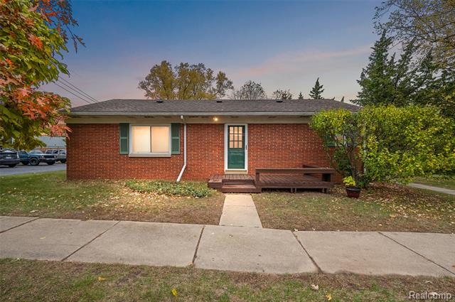 front view picture of 307 Ladd Rd, Walled Lake, MI. 48390