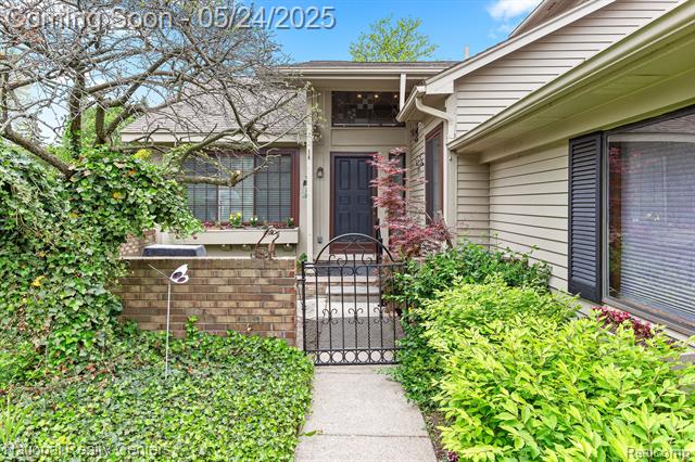front view picture of 7207 Creeks Bend Dr, West Bloomfield, MI. 48322
