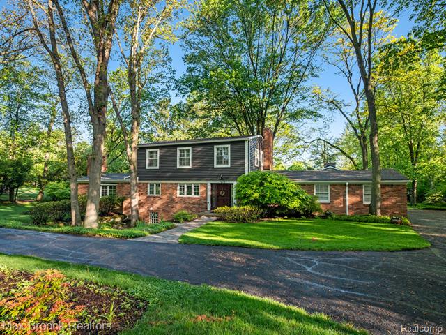 front view picture of 7412 Lindenmere Dr, Bloomfield Hills, MI. 48301