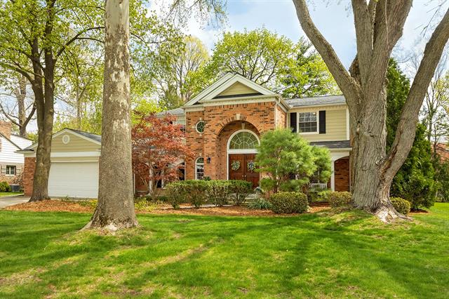 front view picture of 32848 White Oaks Trl, Franklin, MI. 48025