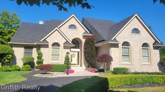 front view picture of 7104 Kennowy Ct, West Bloomfield, MI. 48322