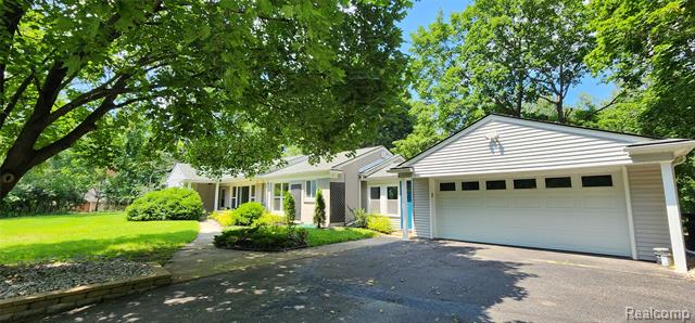 front view picture of 25400 W 14 Mile Rd, Bloomfield Hills, MI. 48301