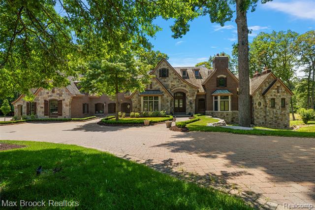 front view picture of 7420 Inner Circle Dr, Bloomfield Hills, MI. 48301