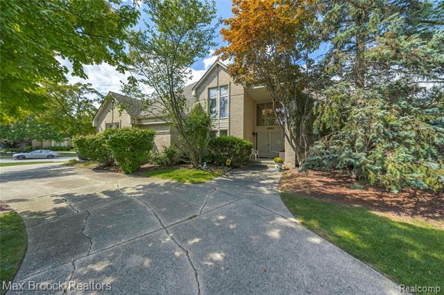 front view picture of 6684 Stonebridge E, West Bloomfield, MI. 48322