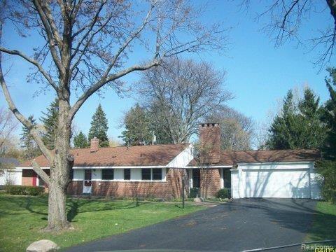 front view picture of 6881 W Dartmoor Rd, West Bloomfield, MI. 48322