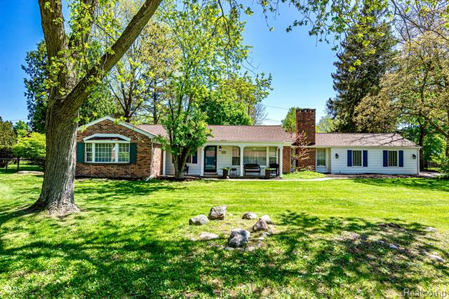 front view picture of 6861 N Clunbury Rd, West Bloomfield, MI. 48322