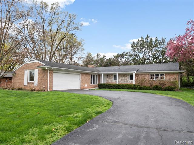 front view picture of 6850 White Pine Dr, Bloomfield Hills, MI. 48301