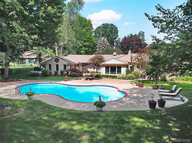 front view picture of 6880 Oakhills Dr, Bloomfield Hills, MI. 48301