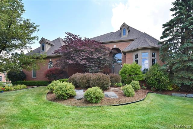 front view picture of 6531 Bridgewater Dr, West Bloomfield, MI. 48322