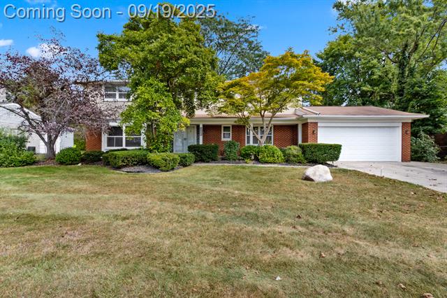 front view picture of 6843 Leslee Crest Dr, West Bloomfield, MI. 48322