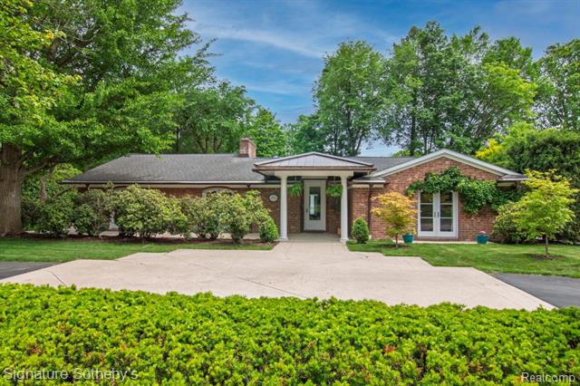 front view picture of 3171 E Breckenridge Ln, Bloomfield Hills, MI. 48301