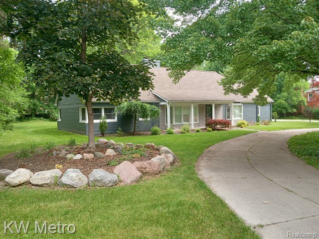 front view picture of 3844 Oakhills Dr, Bloomfield Hills, MI. 48301