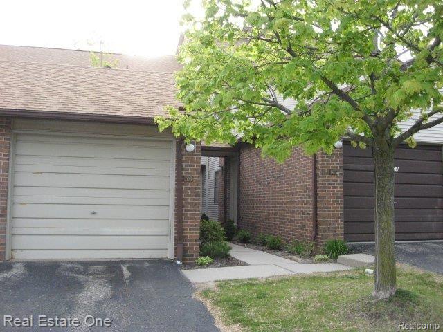 front view picture of 6600 Ridgefield Cir, West Bloomfield, MI. 48322