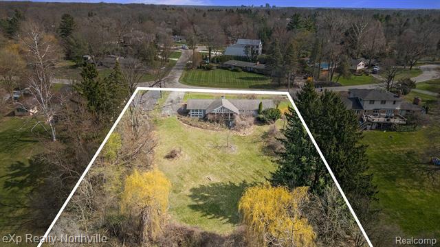 front view picture of 6940 Castle Dr, Bloomfield Hills, MI. 48301