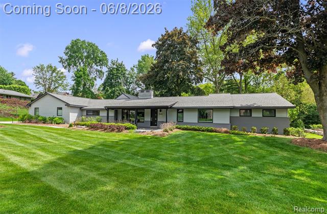 front view picture of 3885 Oakland Dr, Bloomfield Hills, MI. 48301