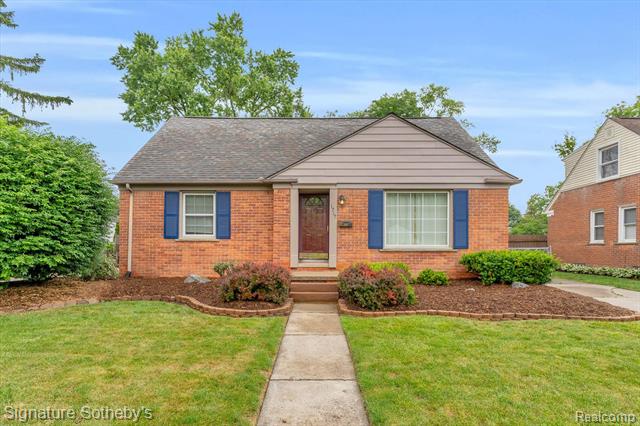 front view picture of 1717 Penistone St, Birmingham, MI. 48009