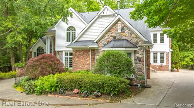 front view picture of 6212 Bromley Ct, West Bloomfield, MI. 48322