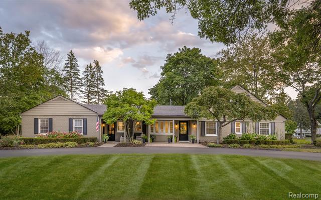 front view picture of 3841 Wedgewood Dr, Bloomfield Hills, MI. 48301