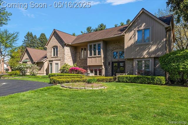 front view picture of 7179 Leyland Ct, Bloomfield Hills, MI. 48301