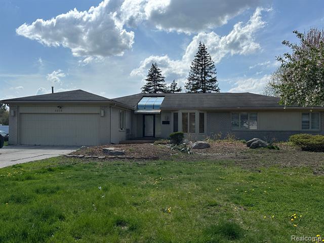 front view picture of 6850 Arlington Dr, West Bloomfield, MI. 48322