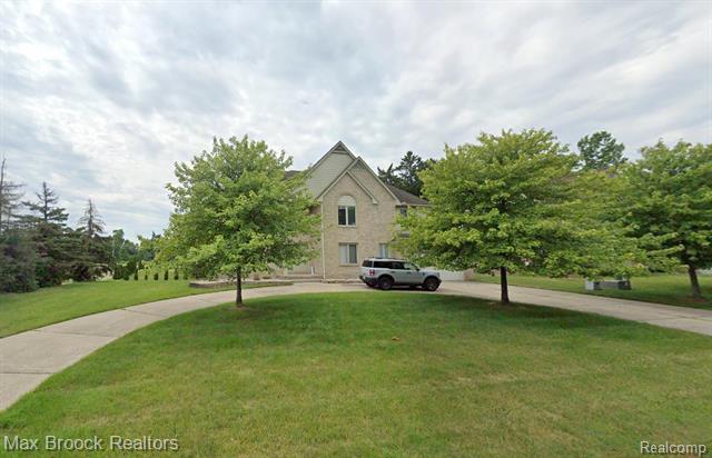 front view picture of 6011 Maple Forest Ct, West Bloomfield, MI. 48322