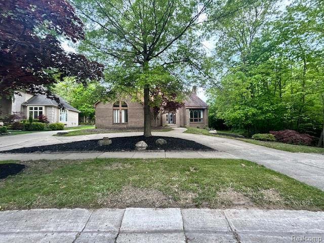 front view picture of 6880 Burtonwood Dr, West Bloomfield, MI. 48322
