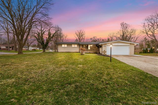 front view picture of 7011 White Pine Dr, Bloomfield Hills, MI. 48301