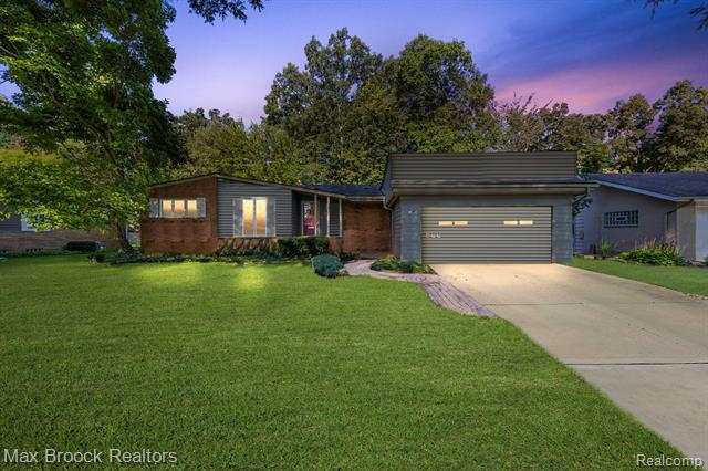 front view picture of 966 Woodlea St, Birmingham, MI. 48009